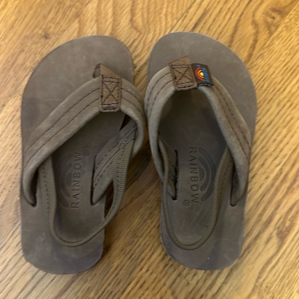 NWOT Toder 5/6 Rainbow Sandals